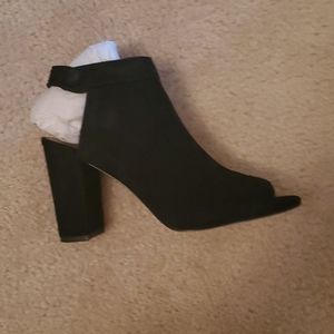 Peep toe open back shooties